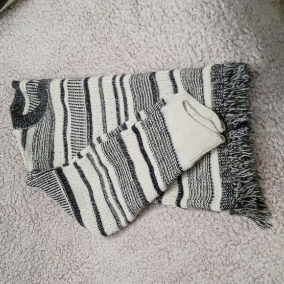 sweater - Picture 3 of 4